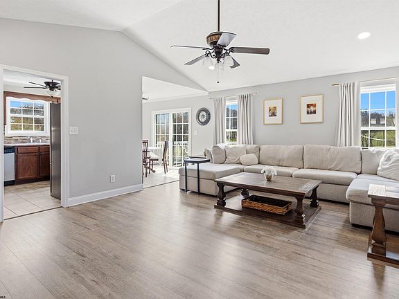 3rd image of 403 Oakmont Ct