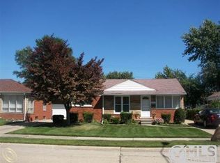 28060 Edward St, Roseville, MI