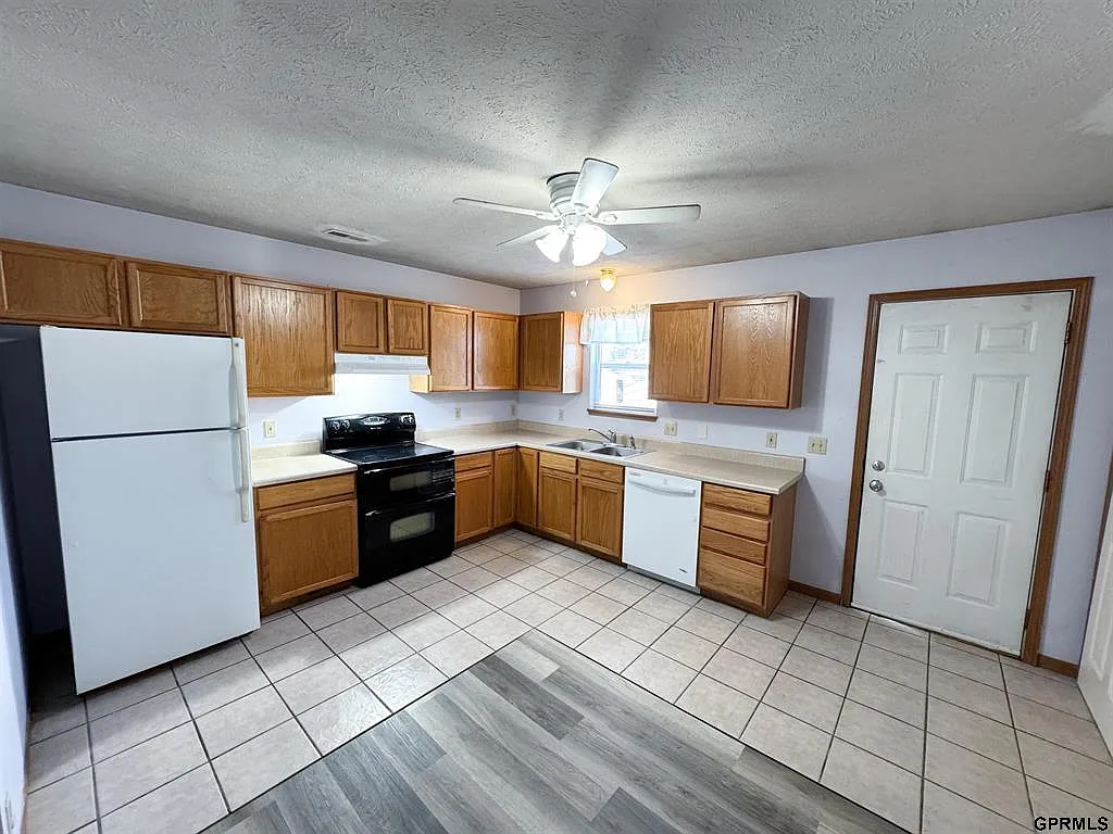 2 bed, 850 sqft, $1,350 — Photo 2