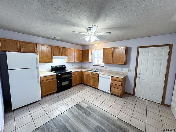2nd image of 136 B St APT 2