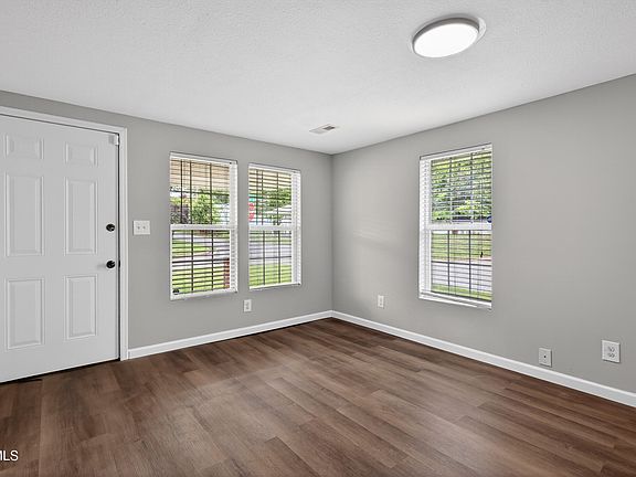 5th image of 2112 E Myrtle Ave