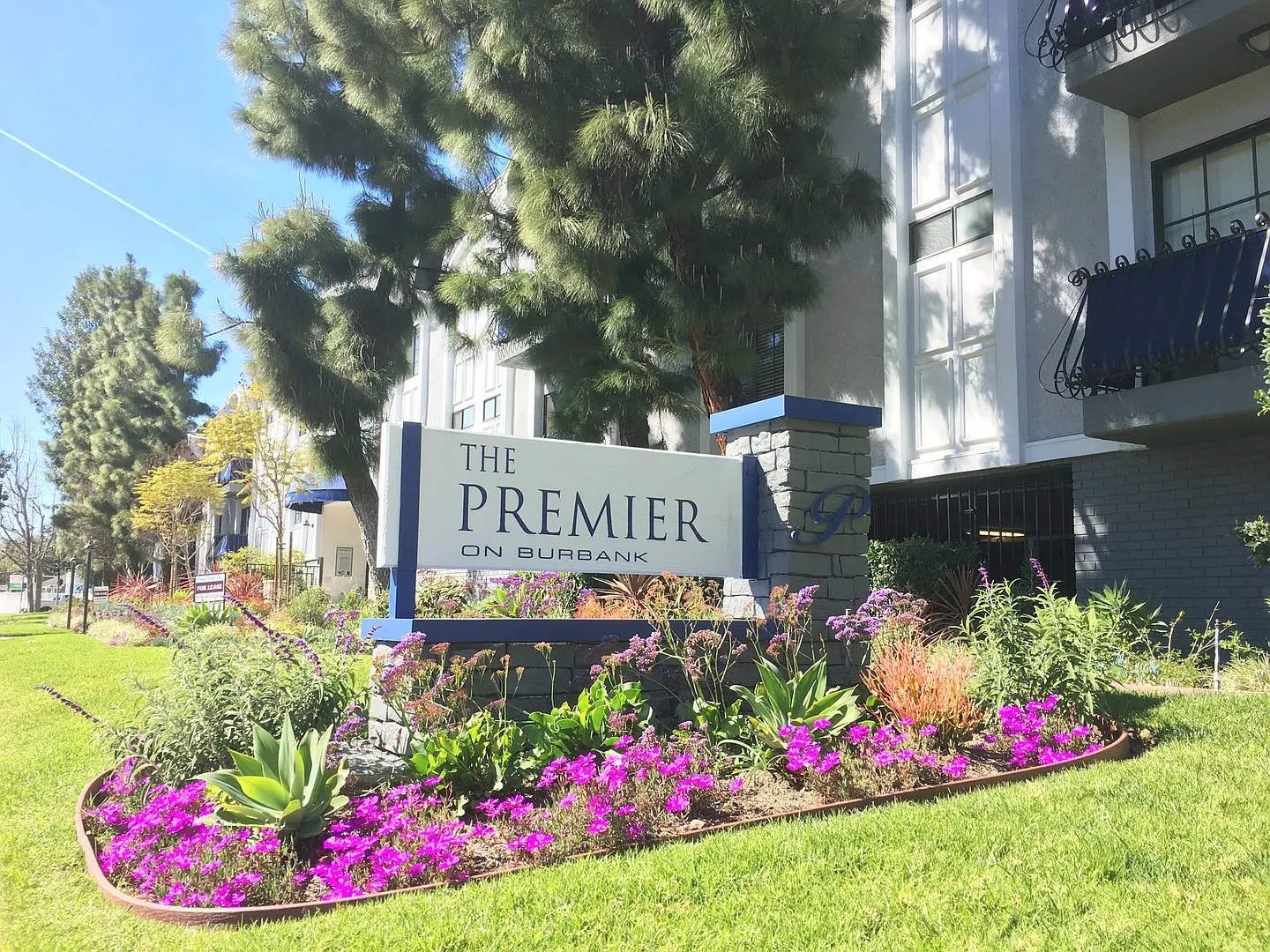 Premier on Burbank — Photo 2