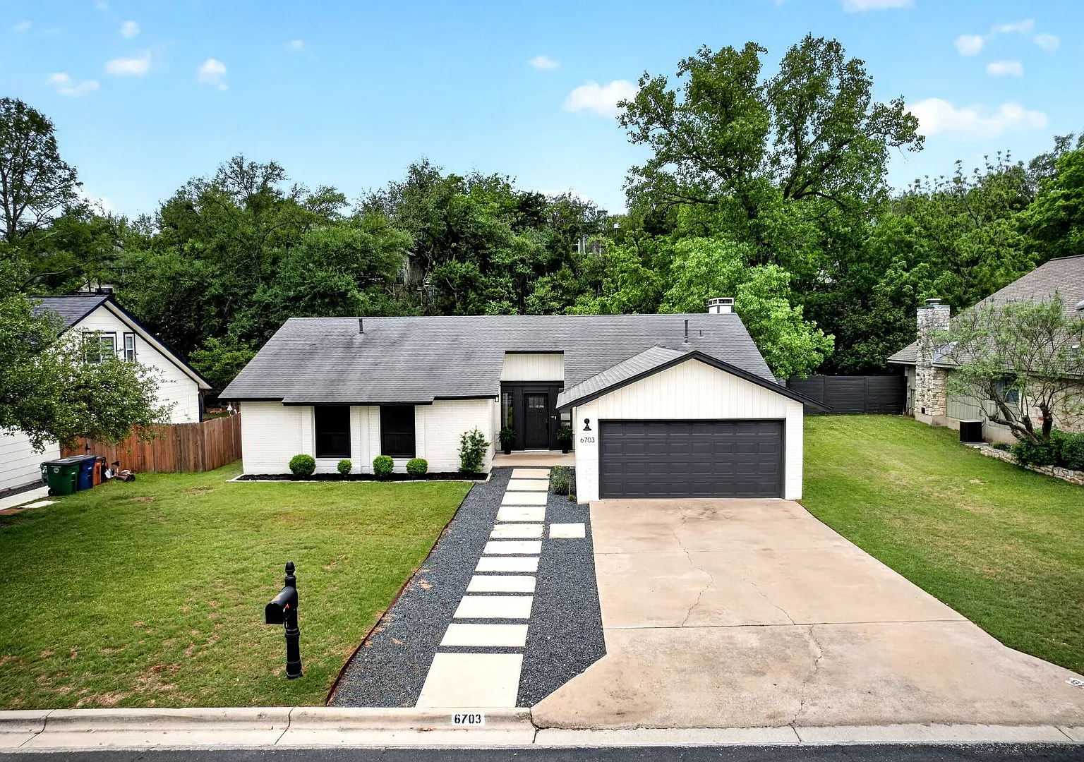 3 Bedroom 2 Bathroom Austin Home: Oak Forest Subdivision — Photo 2