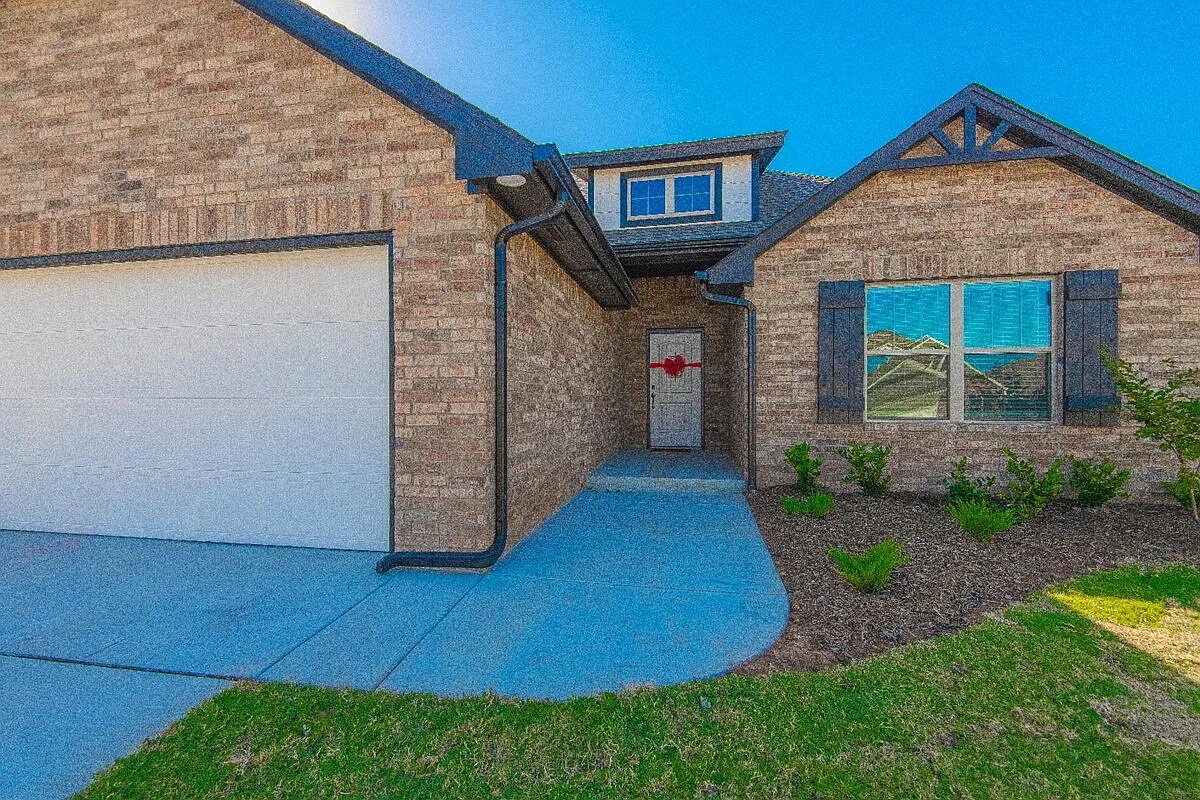4 bed, 2.0 bath, 1700 sqft, $2,095 — Photo 3