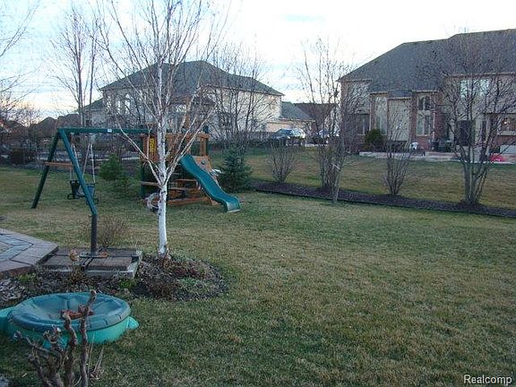 4th image of 57677 Hawthorn Dr