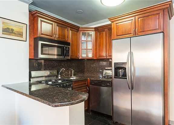 5th image of 191 Willoughby St APT 6E