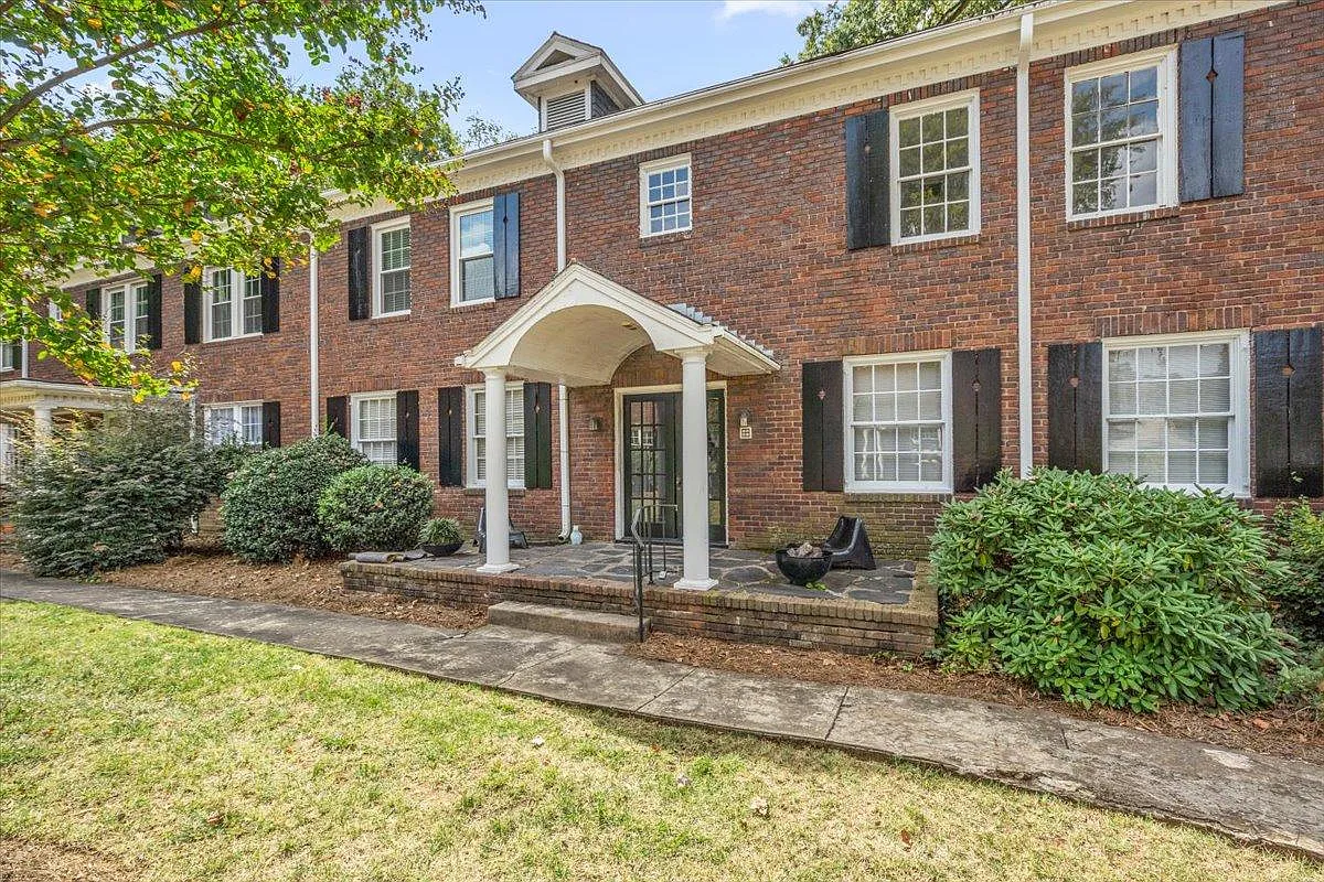 522 Hawthorne Ln — Photo 1