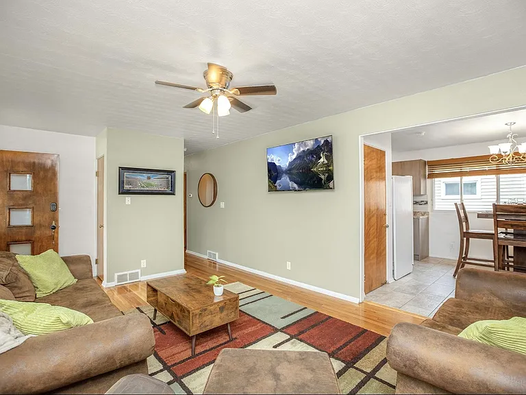2828 Macarthur Ave — Photo 12