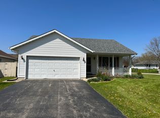 701 Cottonwood Cir, Genoa, IL 60135