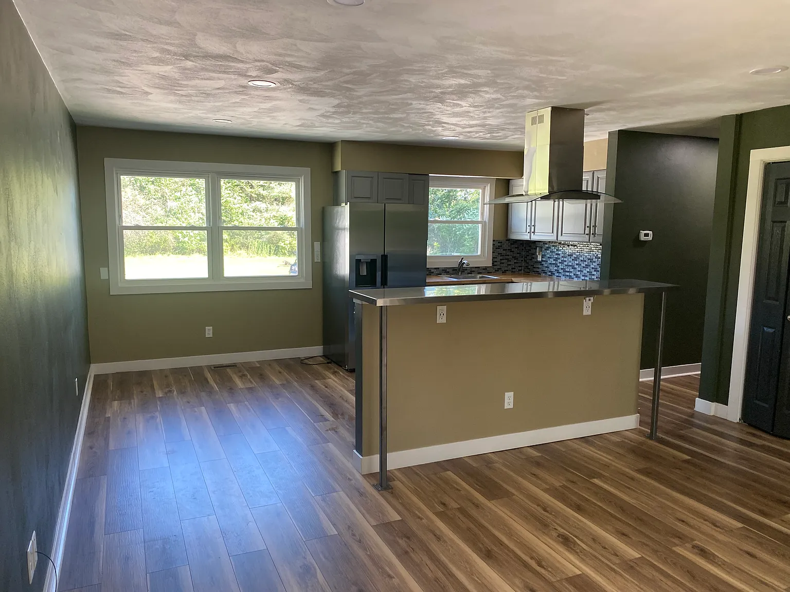 3 bed, 1200 sqft, $1,700 — Photo 1