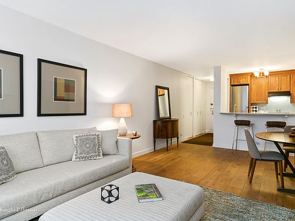 3rd image of 275 Greenwich St #5HS