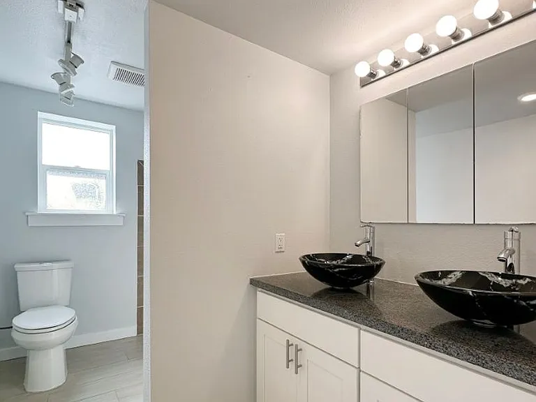 300 NW 47th St — Photo 10