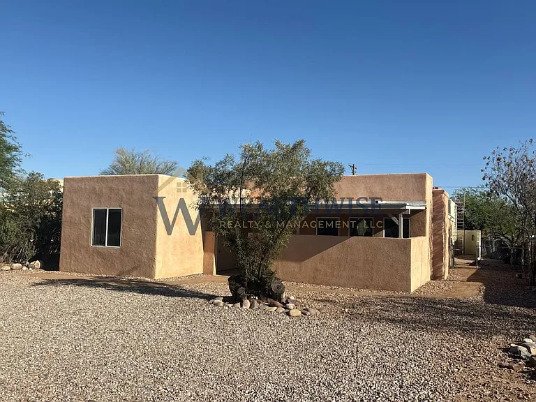 216 E Waverly St — Photo 1