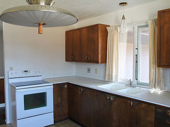 3rd image of 1110 Scenic Ln