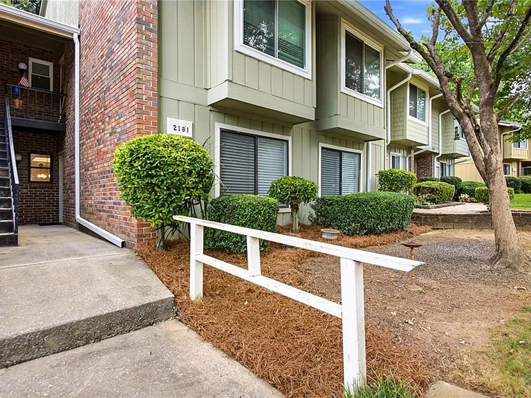 2183 Surrey Ct SE — Photo 2
