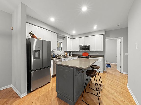 2nd image of 1525 W George St #1