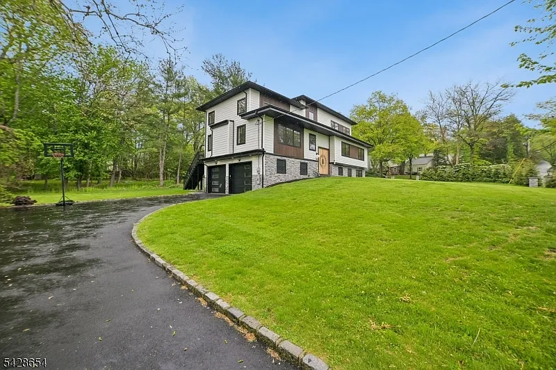 7 bed, 6.0 bath, $25,000 — Photo 4