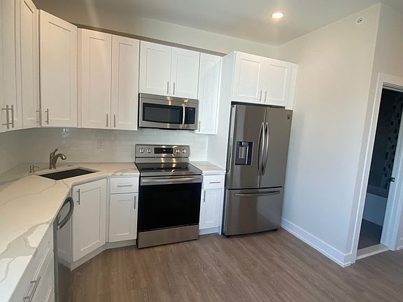 5th image of 2155 N Darien St #3C