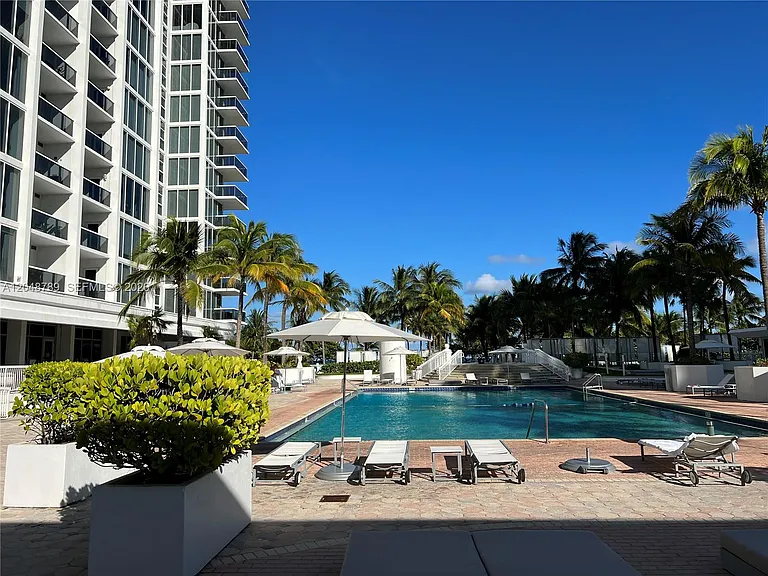 10275 Collins Ave #112 — Photo 38