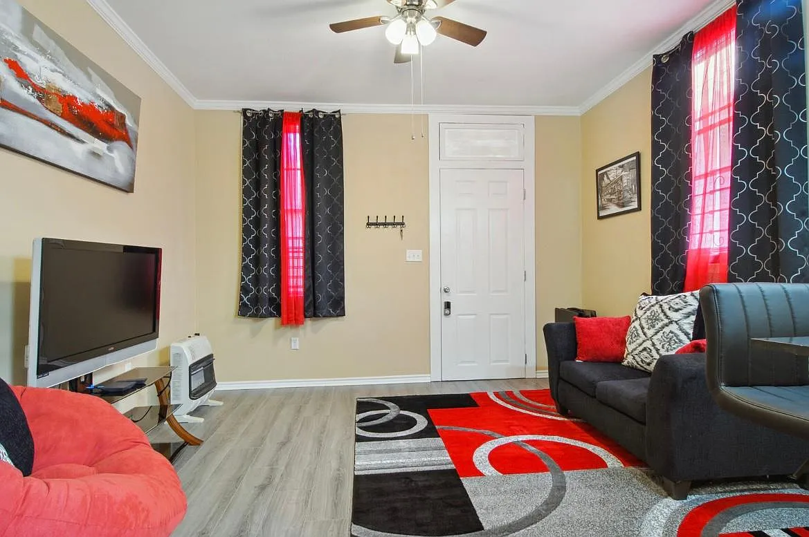 1 bed, 1.5 bath, 550 sqft, $1,800 — Photo 2