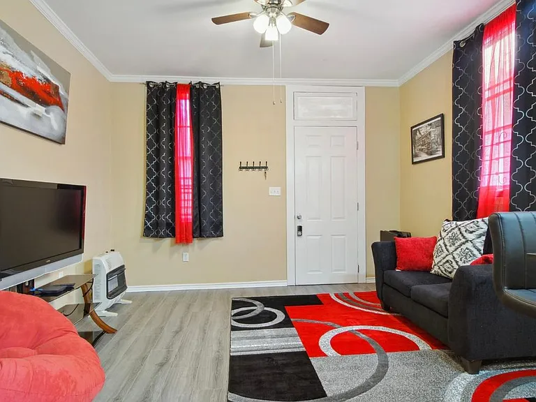 1307 Franklin Ave — Photo 2