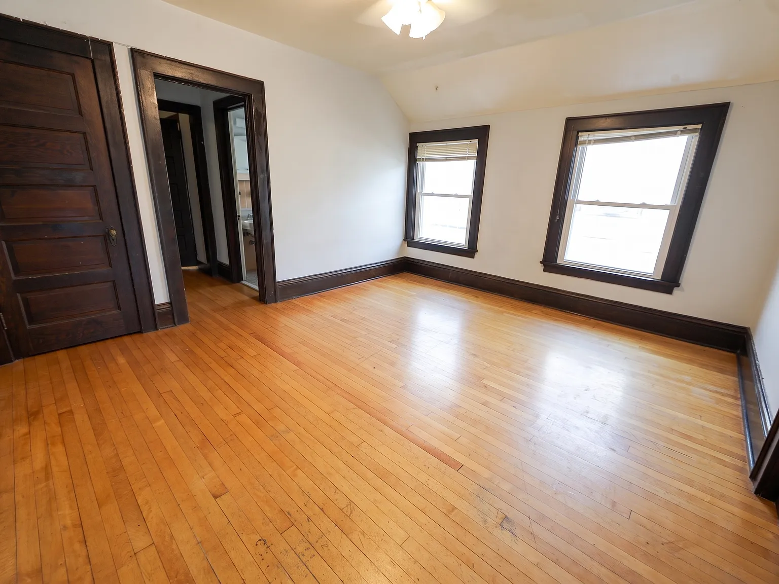 5 bed, 1590 sqft, $4,249 — Photo 4