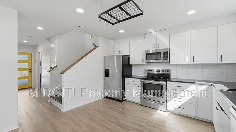 3 bed, 2.0 bath, 1207 sqft, $1,600 — Photo 4