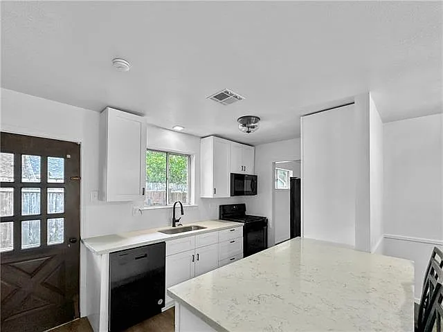 3 bed, 2.0 bath, 1440 sqft, $2,300 — Photo 4