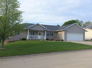 909 7th Ave SE, Cascade, IA 52033