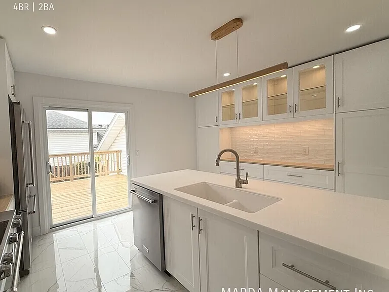 355 Sunnyside Blvd — Photo 9
