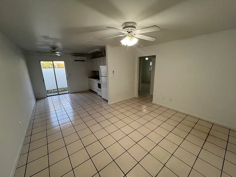 4365 Golden Gate Pkwy #B — Photo 3