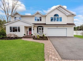 3 Mehan Ln, Dix Hills, NY 11746