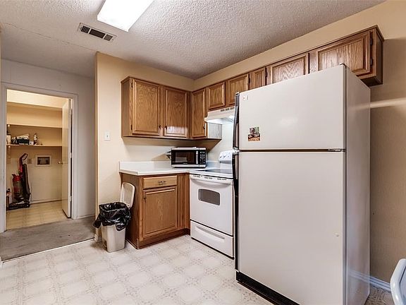 3rd image of 1100 Glen Creek Dr