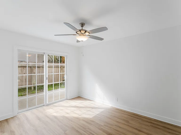 330 W I St — Photo 15