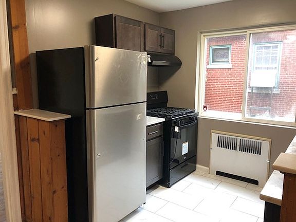 3rd image of 5831 Woodmont Ave #1