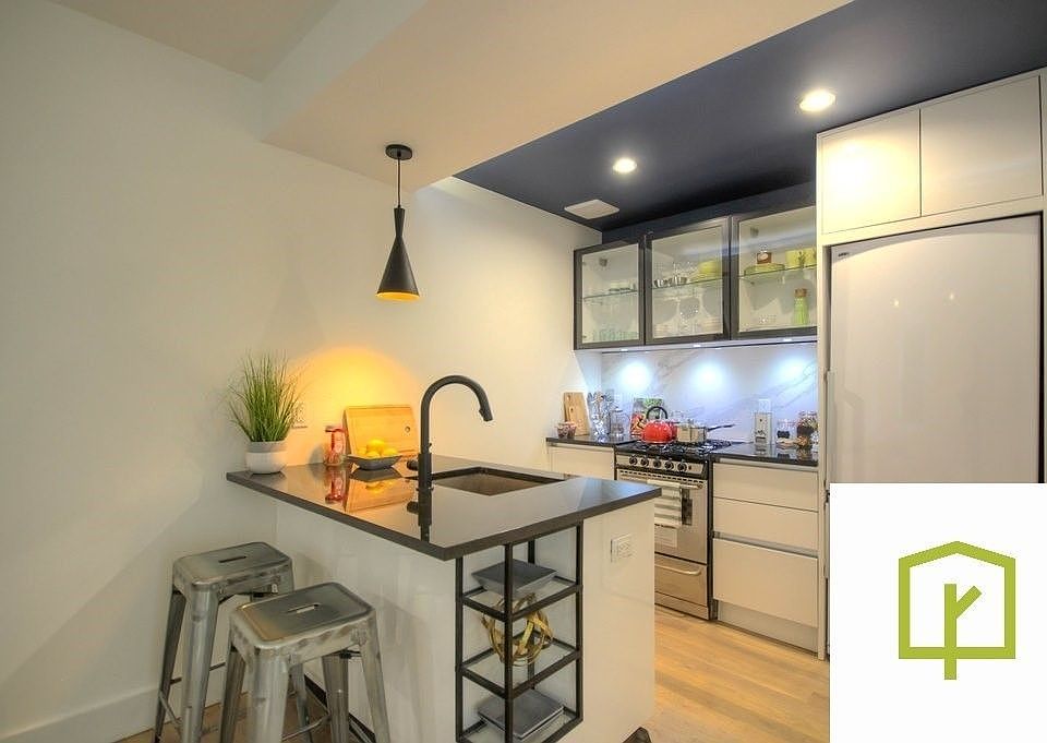 1st image of 10 Lexington Ave APT 2Q
