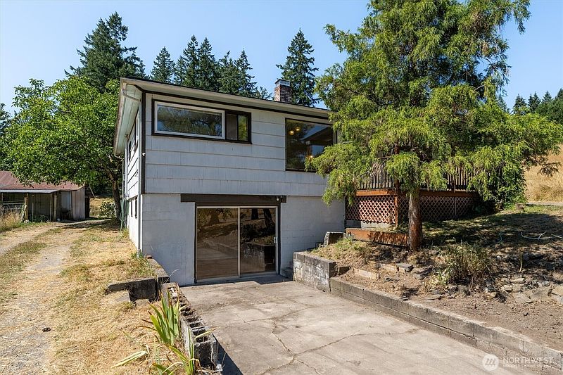3rd image of 205 N Maple Hill Road