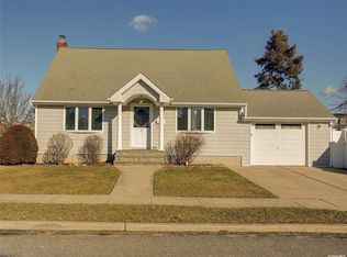 9 Stanley St, Hicksville, NY 11801