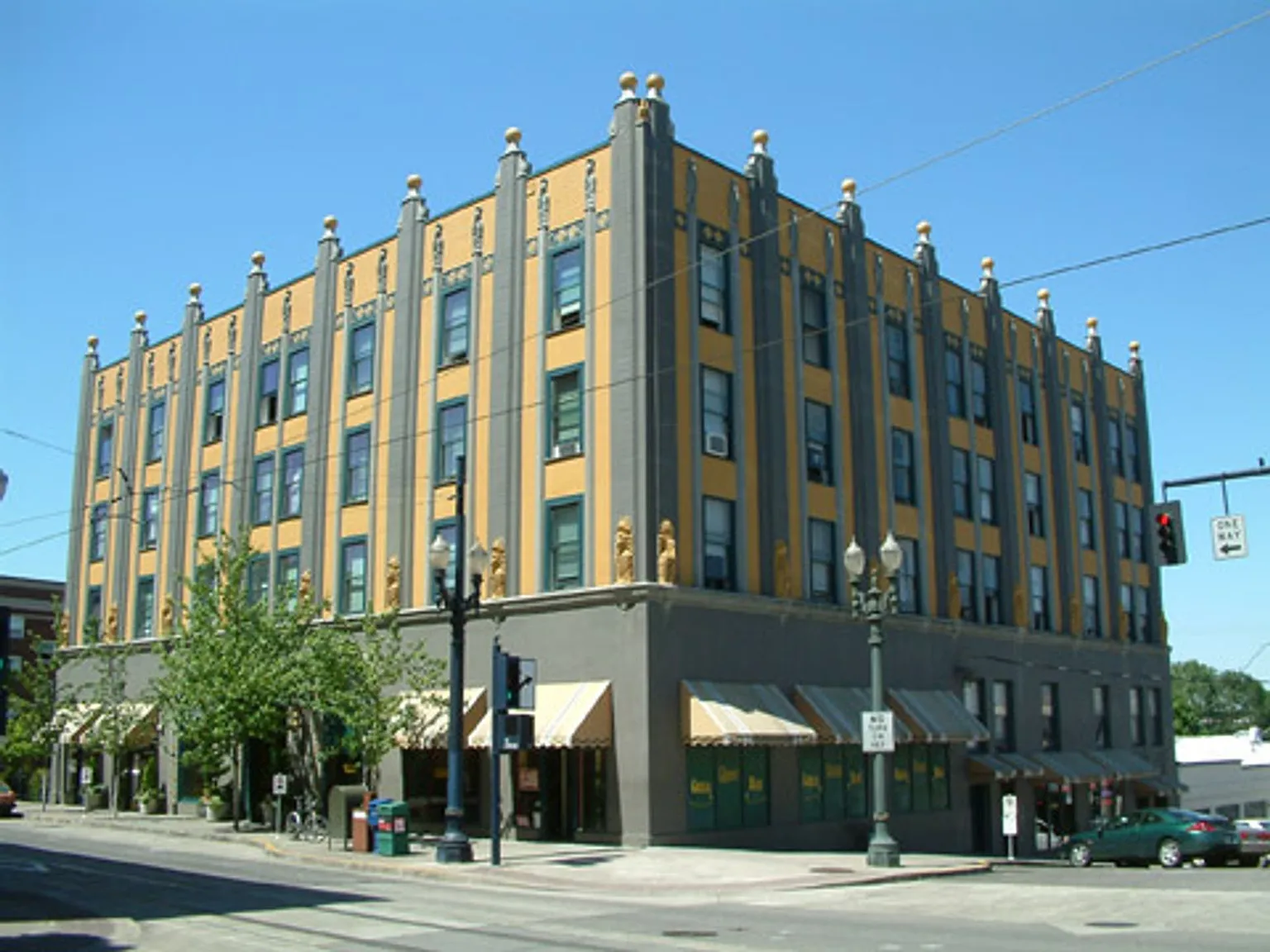 The Commodore Apartments — Photo 1