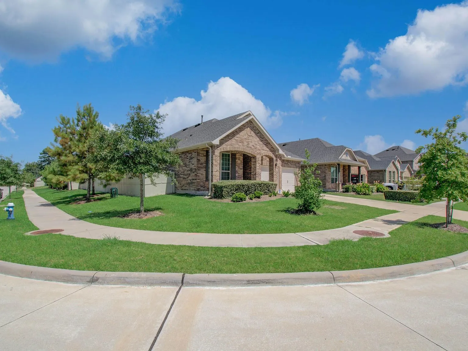 3 bed, 2.0 bath, 1924 sqft, $2,400 — Photo 3
