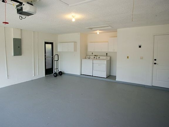Oversized Garage with Storage and Washer/Dryer