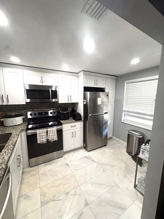 605 Oaks Drive #304, photo 2