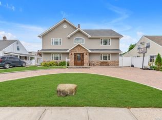 39 Valley Rd, Levittown, NY 11756