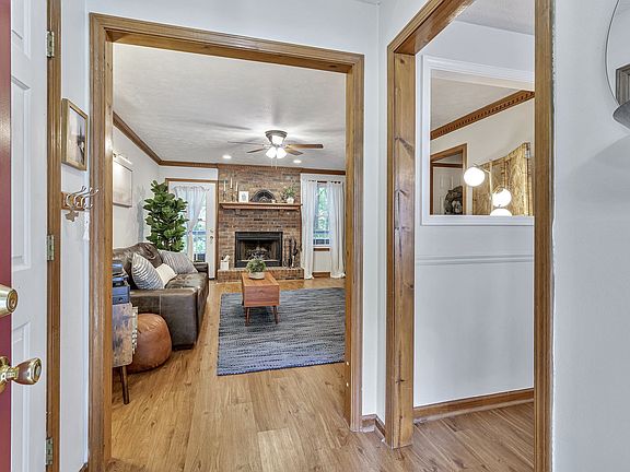 4th image of 1019 Greenwood Ln