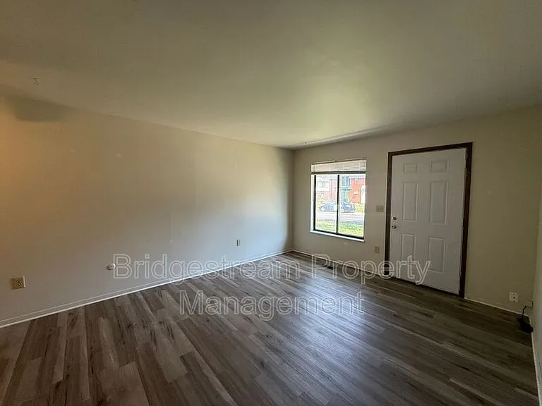 4525 Elliot Ave — Photo 2