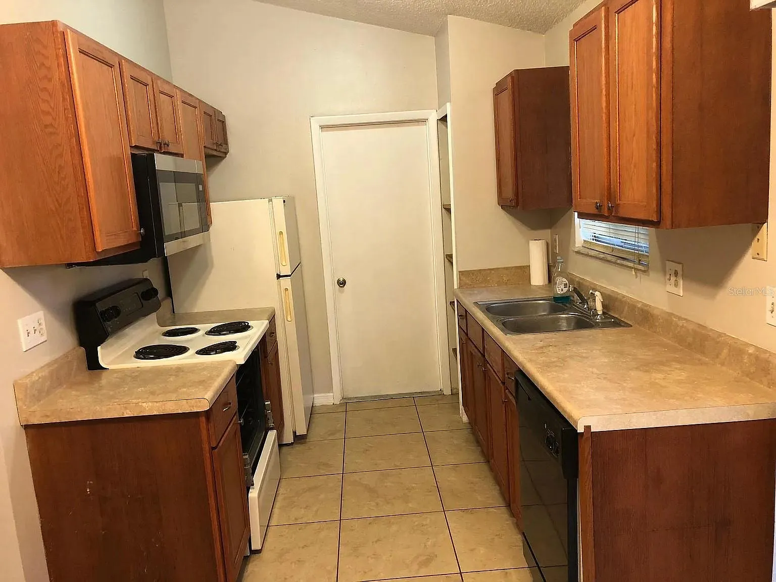 2 bed, 1.5 bath, 825 sqft, $1,600 — Photo 2