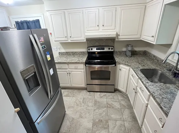 15 Crows Nest Ln, East Hampton, CT 06424