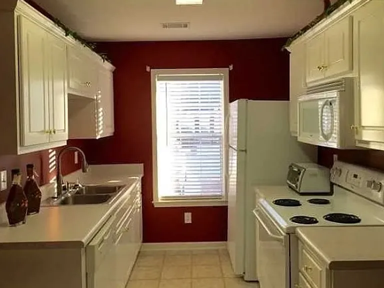 333 Elders Pond Cir — Photo 3
