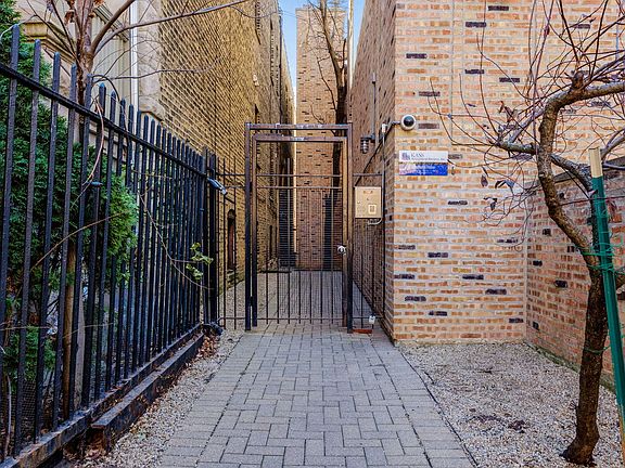 2nd image of 711 W Melrose St APT E1
