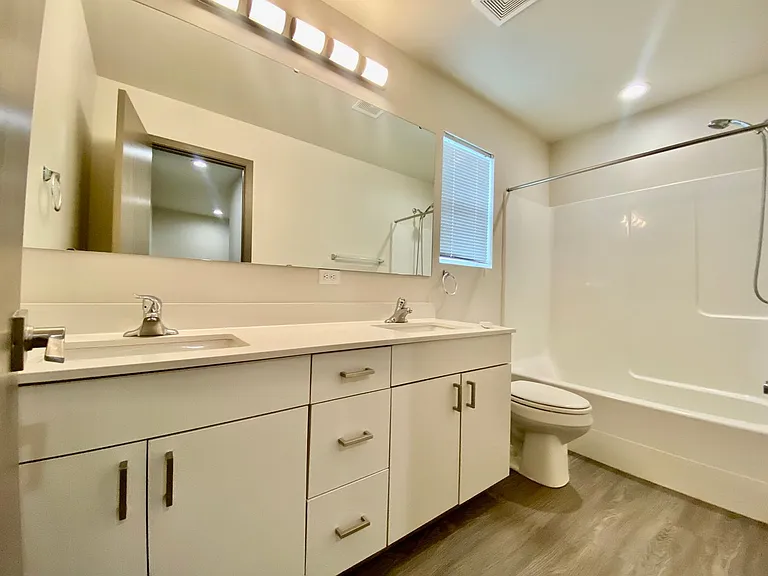 Modern design 3 bed, 2.5 bath duplex available 6/10 Cheney — Photo 14